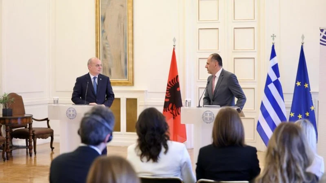 Gjera-Petriti është shqiptarë apo Hasani është grek? Ministri i Jashtëm grek zbulon origjinën e Hasanit: Flet gjuhën tonë për shkak të prejardhjes… Gjera-Petriti është shqiptarë apo Hasani është grek? Ministri i Jashtëm grek zbulon origjinën e Hasanit: Flet gjuhën tonë për shkak të prejardhjes…