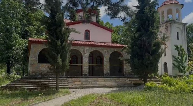 Ra nga çatia e kishës në Korçë, ndërron jetë në spital prifti Kristaq Viso