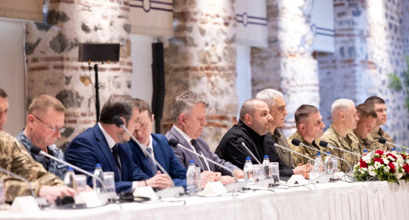 Ukraina dhe Rusia përfundojnë bisedimet në Stamboll, pajtohen për këmbim të të burgosurve Ukraina dhe Rusia përfundojnë bisedimet në Stamboll, pajtohen për këmbim të të burgosurve