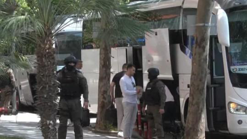 Kombëtarja serbe mbërrin në Tiranë, shoqërohet nga RENEA, masa të forta sigurie në kryeqytet