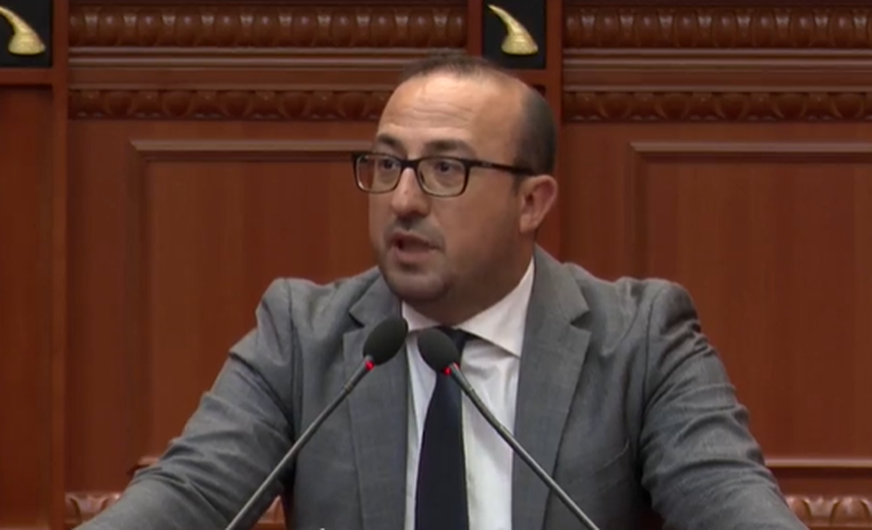 Humori i zi i Korreshit në Kuvend: Shyqyr nuk e kam babën gjallë se në tre mandate nënën na e… Humori i zi i Korreshit në Kuvend: Shyqyr nuk e kam babën gjallë se në tre mandate nënën na e…