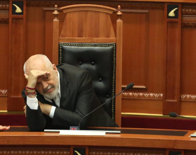 FOTOLAJM/ Hajde dëgjo këta tani… FOTOLAJM/ Hajde dëgjo këta tani…