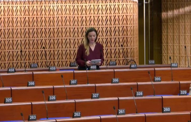 Albana e nënë Bijes denoncon Shqipërinë para karrigeve bosh në Strasburg: Tirana, kërcënim për Evropën