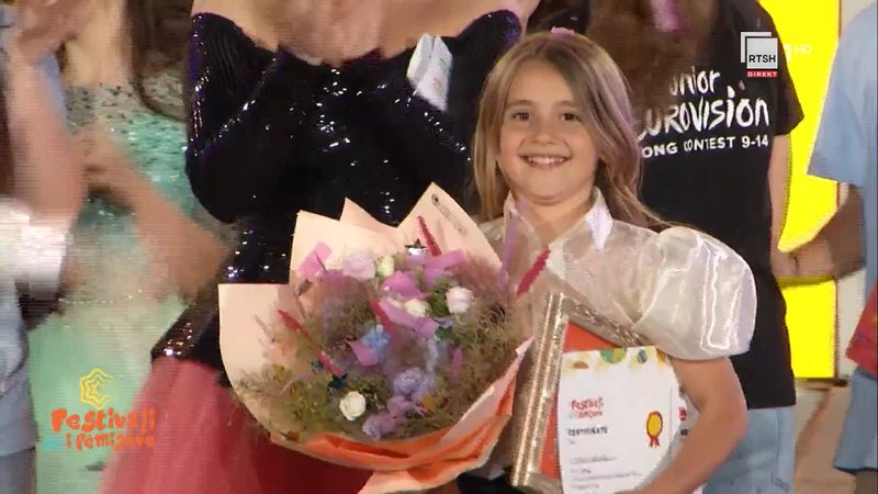 Kroni Pula rrëmben trofeun e Festivalit 63 të Fëmijëve, kënga “Fruta perime” do përfaqësojë Shqipërinë në Junior Eurovision në dhjetor Kroni Pula rrëmben trofeun e Festivalit 63 të Fëmijëve, kënga “Fruta perime” do përfaqësojë Shqipërinë në Junior Eurovision në dhjetor