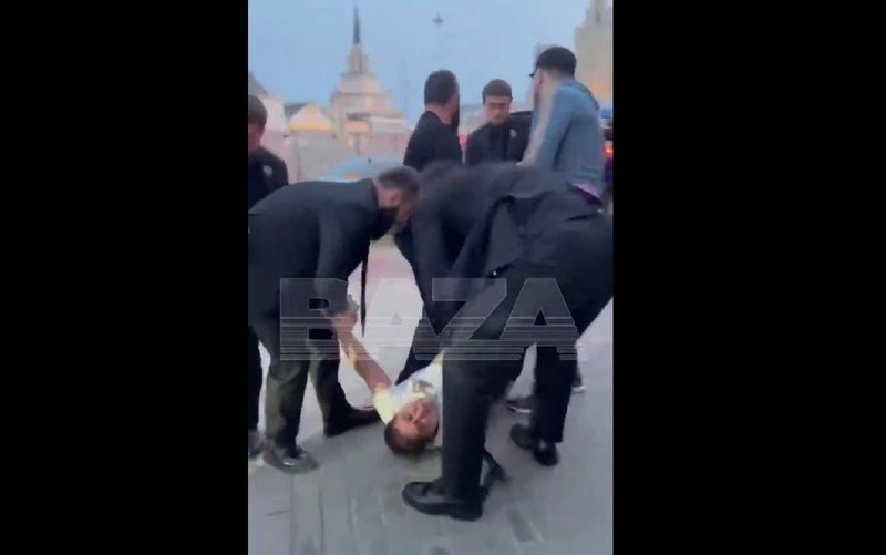 VIDEO: Shikoni si rrëmbehet nga çeçenet biznesmeni rus në Moskë