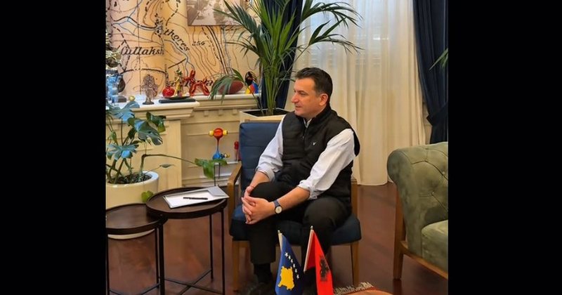 Erion Veliaj nxjerr videon brenda zyrës një orë përpara arrestimit: Jemi në diskutime me Netflix-in për ta kthyer në serial…. Erion Veliaj nxjerr videon brenda zyrës një orë përpara arrestimit: Jemi në diskutime me Netflix-in për ta kthyer në serial….