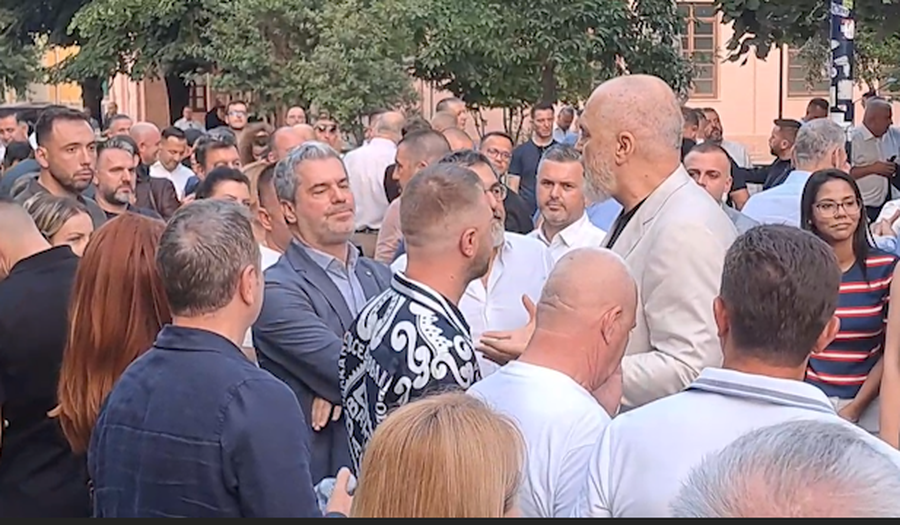 VIDEOLAJM/ Rama nuk kursen Ermal Dredhën as në festën e PS: I “tërheq veshin” për flakët në fushën e mbetjeve në Vlorë VIDEOLAJM/ Rama nuk kursen Ermal Dredhën as në festën e PS: I “tërheq veshin” për flakët në fushën e mbetjeve në Vlorë