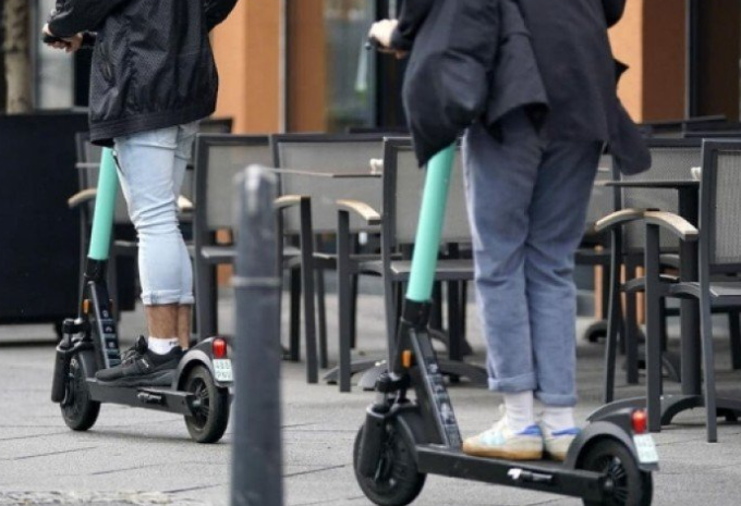 Ekspertët japin alarmin për monopatinat: Të merren masa, rrezik potencial aksidenti! Qarkullojnë më shumë se automjetet pa asnjë njohuri në rregullat e qarkullimit Ekspertët japin alarmin për monopatinat: Të merren masa, rrezik potencial aksidenti! Qarkullojnë më shumë se automjetet pa asnjë njohuri në rregullat e qarkullimit