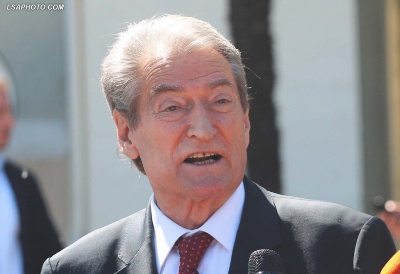 Një histori rozë në familjen Berisha: A është kjo përfolje brenda fisit, arsyeja që Saliu ndërroi datëlindjen? Një histori rozë në familjen Berisha: A është kjo përfolje brenda fisit, arsyeja që Saliu ndërroi datëlindjen?