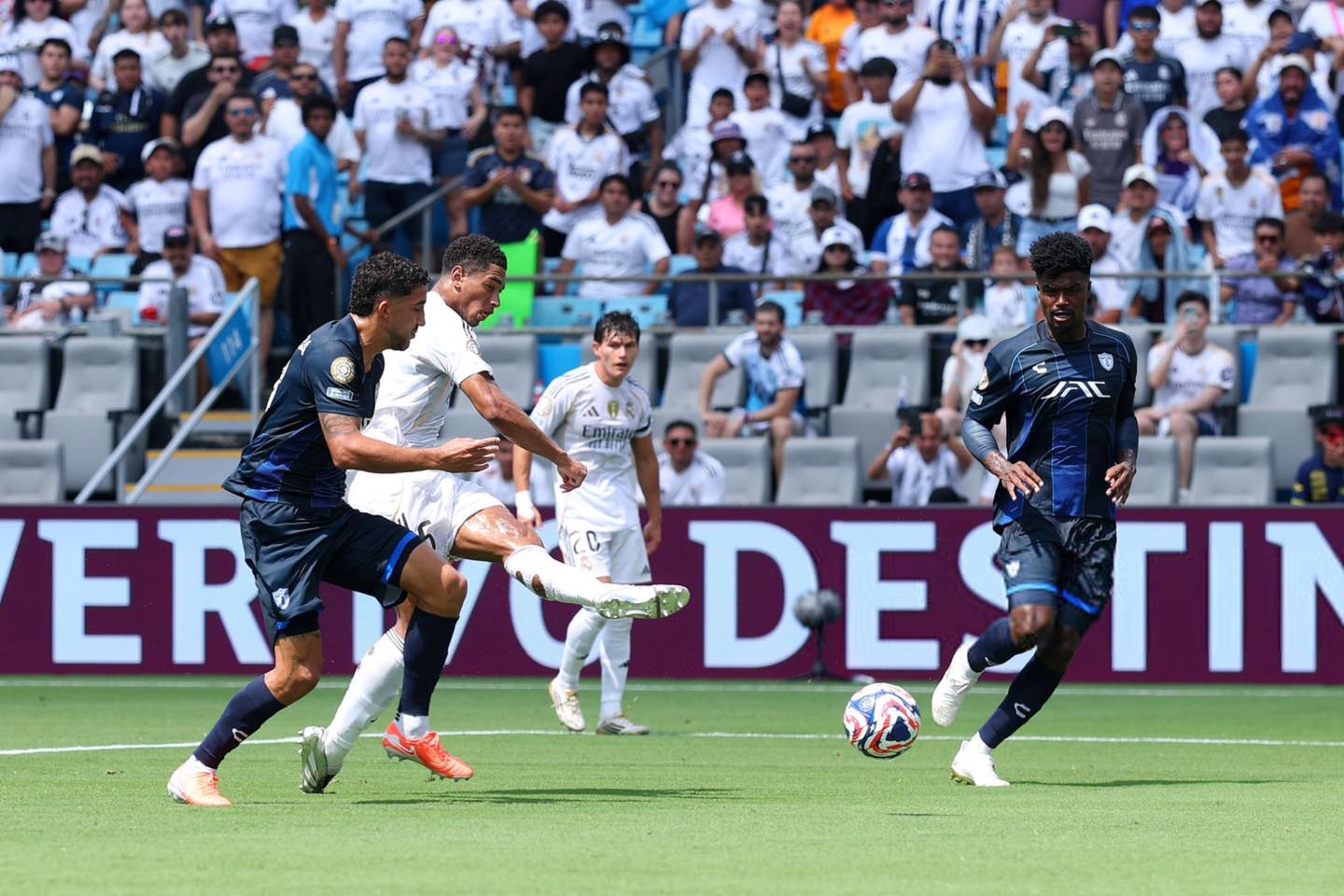 VIDEO/ Reali mund Pachucan edhe me 10 lojtarë, 4 gola në Botërorin e Klubeve VIDEO/ Reali mund Pachucan edhe me 10 lojtarë, 4 gola në Botërorin e Klubeve