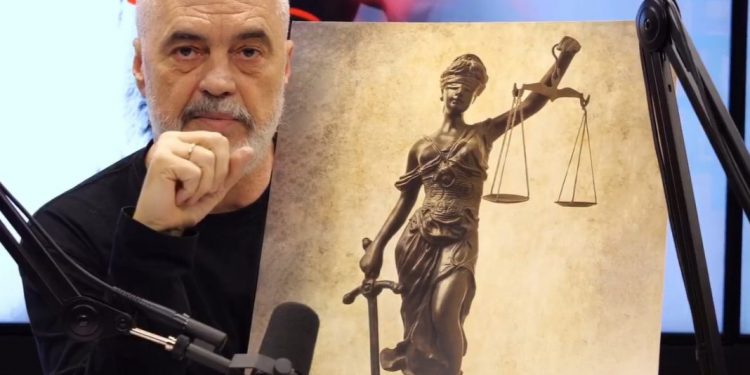 “Shpata” që Rama i dha (pa)drejtësisë, kur gudulis shpinën e tij… dhemb! “Shpata” që Rama i dha (pa)drejtësisë, kur gudulis shpinën e tij… dhemb!