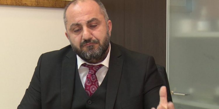 Qeveria përplaset me gjyqësorin? Avokati Romeo Kara: Gjyqtarët, më të paguar se ministrat. Të fillojë vetingu real Qeveria përplaset me gjyqësorin? Avokati Romeo Kara: Gjyqtarët, më të paguar se ministrat. Të fillojë vetingu real