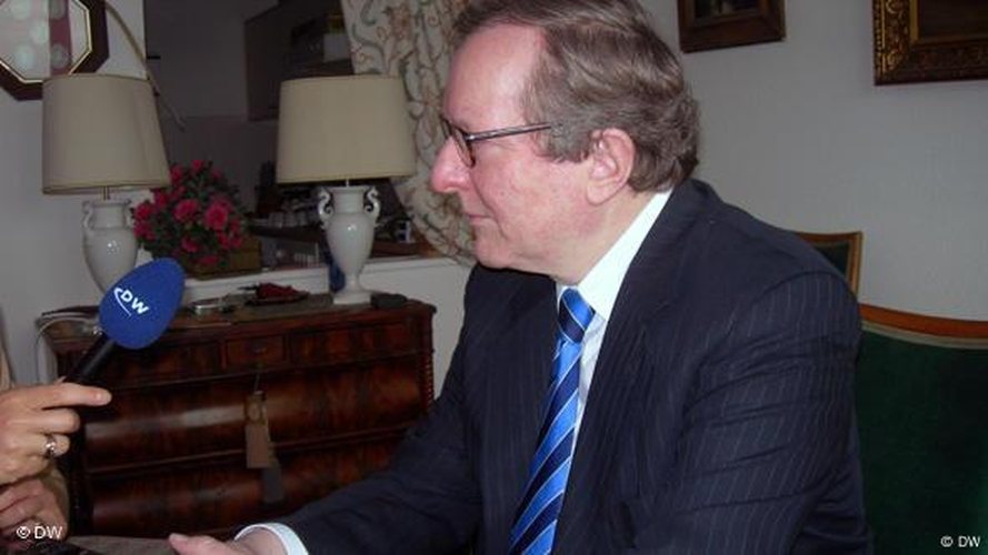 Hapi dyert e Perëndimit për shqiptarët nën diktaturë, e mbylli sytë në vendin tonë. Intervista e fundit e diplomatit gjerman Hapi dyert e Perëndimit për shqiptarët nën diktaturë, e mbylli sytë në vendin tonë. Intervista e fundit e diplomatit gjerman