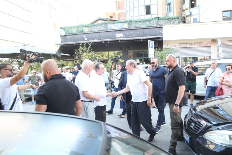 “I vetmuar pa përkrahje”! Më shumë gazetarë, se mbështetës …dhe dy besnikët e Berishës (Foto)