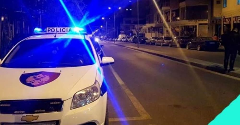 Si skenë filmi! Policia ndalon “Porsche Panamera” në Sarandë, i riu vrapon dhe hidhet në det për t’i shpëtuar arrestimit