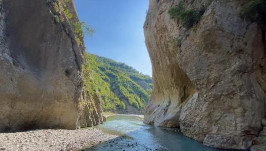 Turistët magjepsen nga Kanionet e Holtës në Gramsh: Natyra është fantastike! Shqipëria një vend i mrekullueshëm