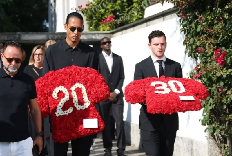 Bota e futbollit i jep lamtumirën e fundit Diogo Jotës dhe vëllait të tij