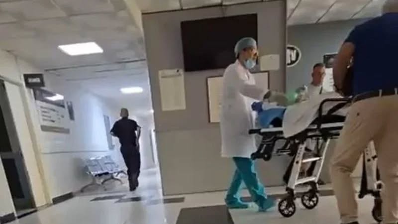 “Po me vdes çupa ore, më lini ti shkoj në spital”! Policia e Vlorës shoqëron në komisariat babain e 17-vjeçares që qëlloi veten “Po me vdes çupa ore, më lini ti shkoj në spital”! Policia e Vlorës shoqëron në komisariat babain e 17-vjeçares që qëlloi veten