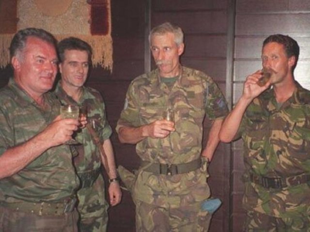 Srebrenica, 30 Vjet që nga Gjenocidi: 10,000 të Vdekur në 8 Ditë. Mlladiç i përkëdheli fëmijët, pastaj i vrau