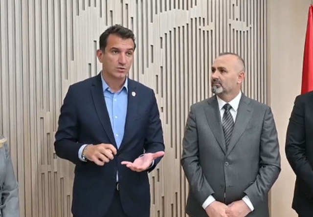 Veliaj në klinikë për kolonoskopi! Ulsi Manja urdhëron të shoqërohet nga 30 policë të forcave speciale Veliaj në klinikë për kolonoskopi! Ulsi Manja urdhëron të shoqërohet nga 30 policë të forcave speciale