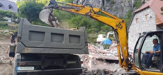 Aksioni në Theth/ Rama: Forcat e xhenios s’do të largohen deri kur të jetë hequr edhe mbeturina e fundit Aksioni në Theth/ Rama: Forcat e xhenios s’do të largohen deri kur të jetë hequr edhe mbeturina e fundit