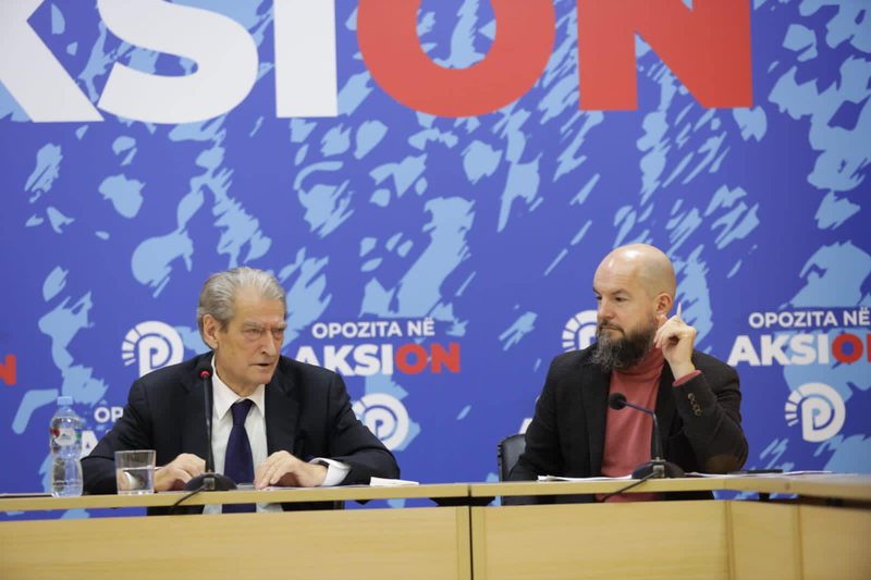 Sali Berisha dhe PD kanë 30 vjet që nxisin ndarjen Veri-Jug, tani kaluan tek përçarja fetare Sali Berisha dhe PD kanë 30 vjet që nxisin ndarjen Veri-Jug, tani kaluan tek përçarja fetare