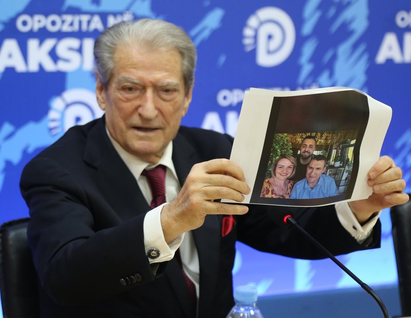 Sulmon drejtësinë për regji politike: Pse gjuha e Berishës ka dhënë ‘efekt’ për të dhe famijen e tij? Sulmon drejtësinë për regji politike: Pse gjuha e Berishës ka dhënë ‘efekt’ për të dhe famijen e tij?