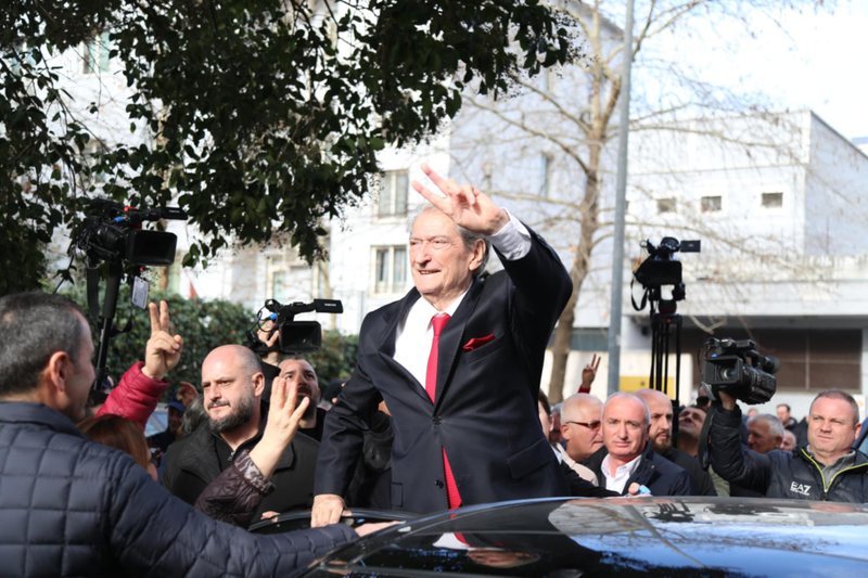 Një shpjegim i shkurtuar për Besart Xhaferin, rreth atyre që “i kanë dalë zot Berishës” në ditë të vështira Një shpjegim i shkurtuar për Besart Xhaferin, rreth atyre që “i kanë dalë zot Berishës” në ditë të vështira