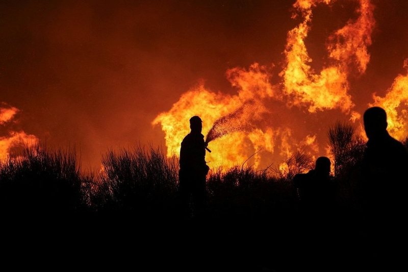 Kreta në flakë, evakuohen mijëra banorë dhe turistë Kreta në flakë, evakuohen mijëra banorë dhe turistë