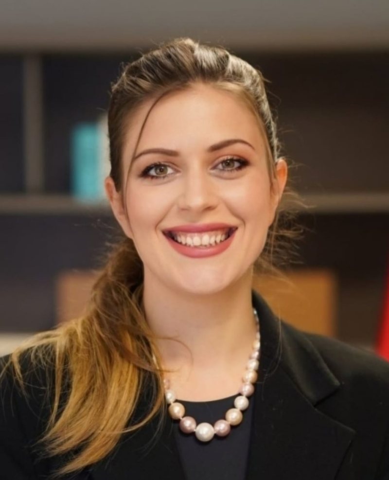 Një replikë me Sonila Meçon, që ishte tmerruar se Tiranën po e “pushtojnë” emigrantët e huaj Një replikë me Sonila Meçon, që ishte tmerruar se Tiranën po e “pushtojnë” emigrantët e huaj