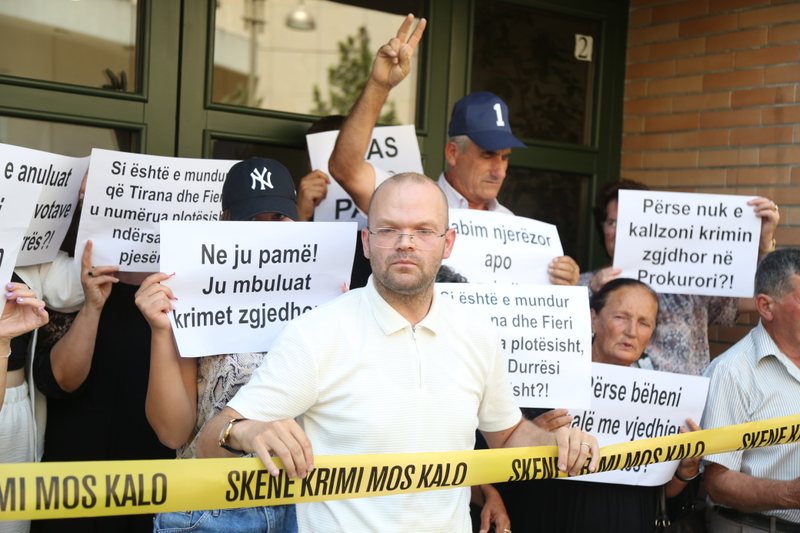 Kandidati i PD-së nis protestat, pasi kolegët e vet i vodhën votat Kandidati i PD-së nis protestat, pasi kolegët e vet i vodhën votat