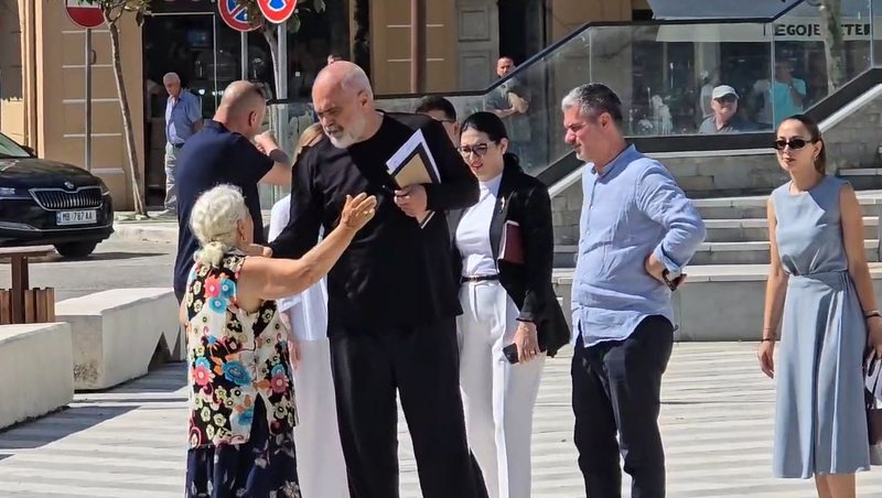 VIDEO/ “O Edi” – E moshuara përplaset me truprojat e Ramës, kryeministri: Ç’ke që bërtet? VIDEO/ “O Edi” – E moshuara përplaset me truprojat e Ramës, kryeministri: Ç’ke që bërtet?