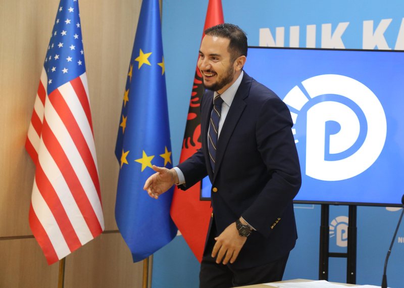 Ironia e gazetarit: Ky Salianji nuk u dënua për trimëri, por për shpifje. Dikur këta i quanin burra m*** Ironia e gazetarit: Ky Salianji nuk u dënua për trimëri, por për shpifje. Dikur këta i quanin burra m***