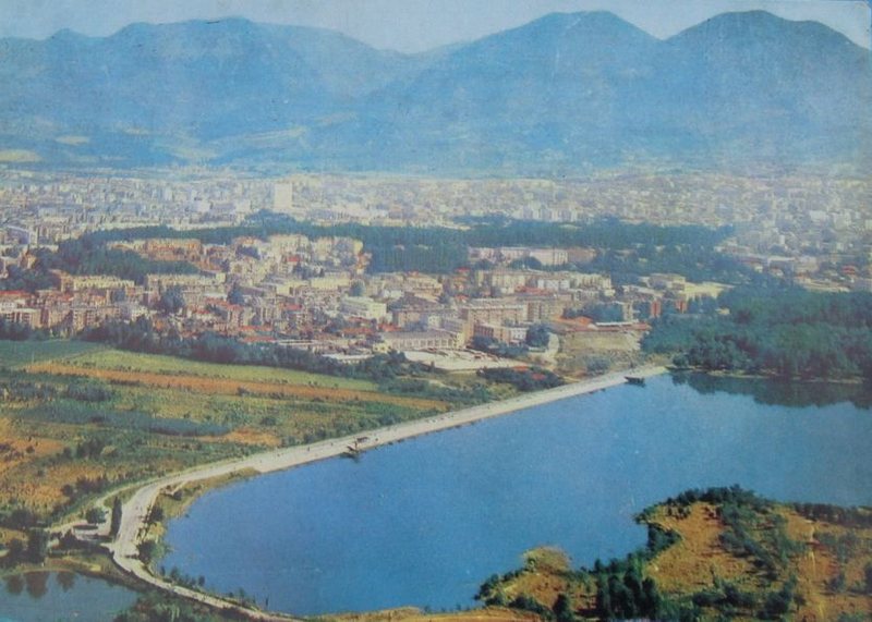 Kush i ndërtoi “Kodrat e Liqenit” në Tiranë? Kush i ndërtoi “Kodrat e Liqenit” në Tiranë?