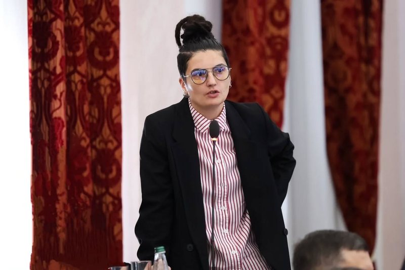 Xheni Karaj i përgjigjet Evi Kokalarit: Mua më hedhin nga tarraca e pallatit se jam lesbike? Je një grua e ligë, unë s’dal në protesta për para Xheni Karaj i përgjigjet Evi Kokalarit: Mua më hedhin nga tarraca e pallatit se jam lesbike? Je një grua e ligë, unë s’dal në protesta për para