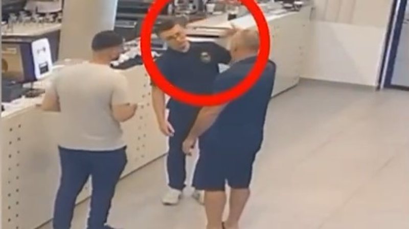 VIDEO/ “Më solle një shishe ujë tepër”! Efektivi dhe miku i tij dhunojnë kamerierin 18-vjeçar në Vlorë VIDEO/ “Më solle një shishe ujë tepër”! Efektivi dhe miku i tij dhunojnë kamerierin 18-vjeçar në Vlorë