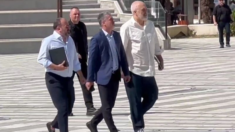 “Shkrirja” e Bashkisë së Vlorës: Kush janë 21 drejtorët që dhanë dorëheqjen pas ultimatumit të Ramës “Shkrirja” e Bashkisë së Vlorës: Kush janë 21 drejtorët që dhanë dorëheqjen pas ultimatumit të Ramës