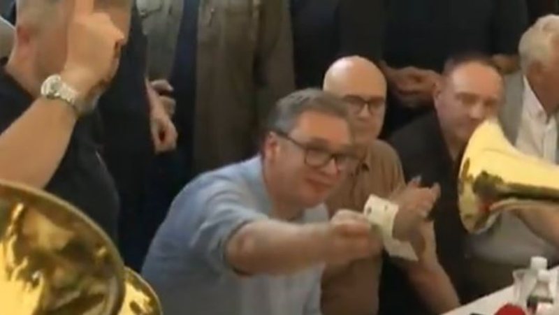 VIDEO/ Vuçiç dorovit muzikantët në festën me këngë çetnike, kush është shqiptari përkrah tij?