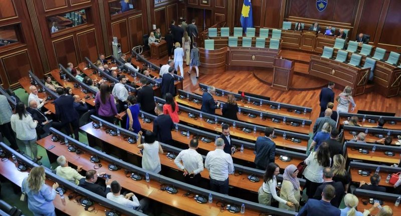 Kuvendi u pezullua nga Kushtetuesja: Situatë pa rrugëzgjidhje! Kosova, në gjendje të jashtëzakonshme të pashpallur!