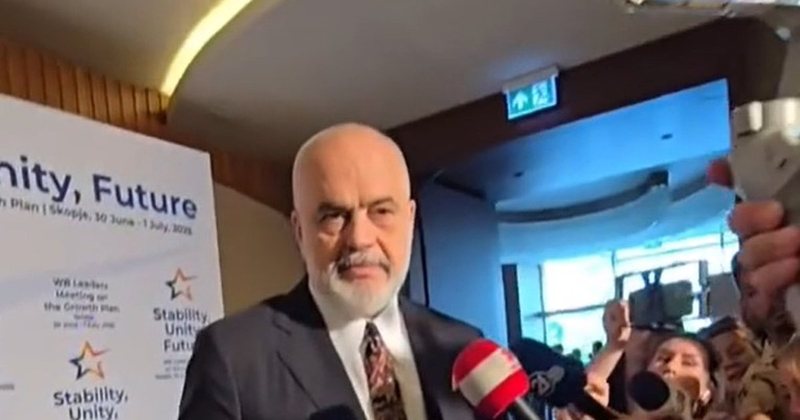 VIDEO/ Gazetarja në Shkup ulet në gjunjë para Ramës! Kryeministri djemëve që rrinë në këmbë: Duhet të riedukoheni…