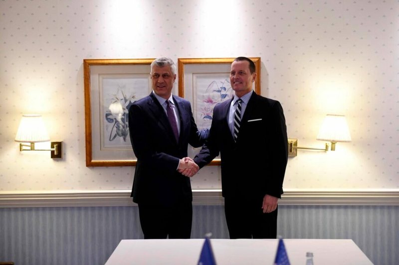 Grenell reagon për Thaçin: E turpshme që po mbahet ende në burg