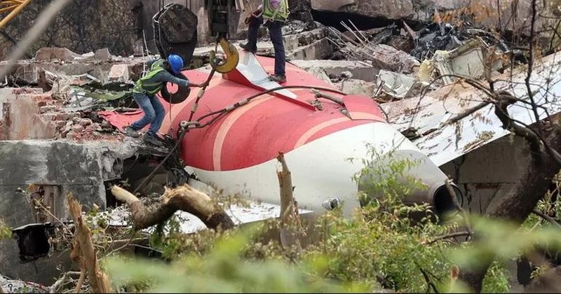 E qëllimshme apo aksidentale? Hetimet për rrëzimin e avionit zbulojnë se motorët e Air India u fikën nga pilotët