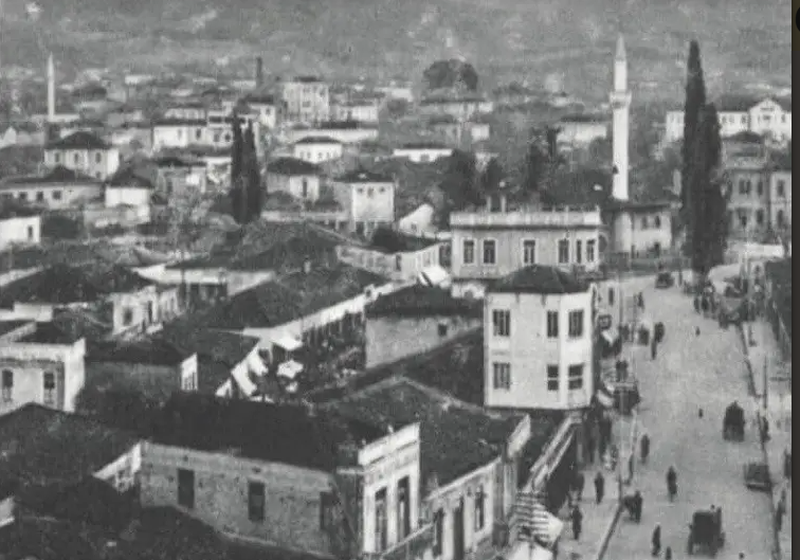 Historia e panjohur e “Qytetit të munguar”: Ishte Esat Pash Toptani, që në vitin 1907, ndryshoi ‘fytyrën’ e ‘Pazarit të vjetër’, duke i kërkuar tregtarëve tiranas që të përshtateshin me kohën…