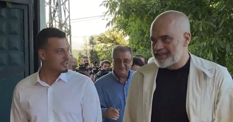 Djali i Hashim Thaçit uron Edi Ramën për ditëlindje: Miku më i besueshëm i babit Djali i Hashim Thaçit uron Edi Ramën për ditëlindje: Miku më i besueshëm i babit