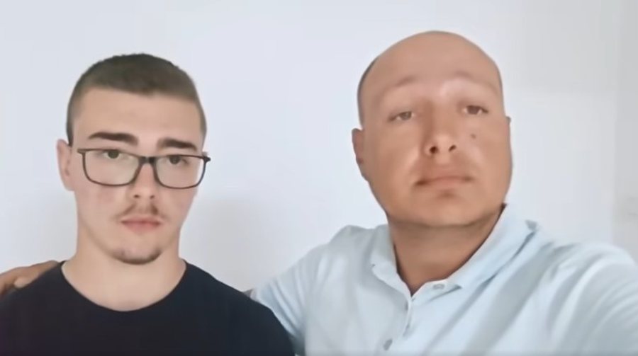 “U përpoqën të më mbyllin gojën!” Gazetari zbulon tentativën për fshehjen e dhunës ndaj Aron Balajt: Zv. drejtori i Policisë Vlorë më kërkoi mos t’i publikoj pamjet, pastaj më proceduan “U përpoqën të më mbyllin gojën!” Gazetari zbulon tentativën për fshehjen e dhunës ndaj Aron Balajt: Zv. drejtori i Policisë Vlorë më kërkoi mos t’i publikoj pamjet, pastaj më proceduan