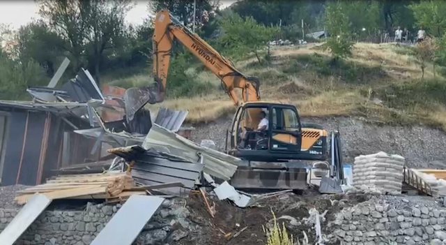 Vijon edhe sonte aksioni në Theth, prishen 60 ndërtime pa leje nga 80 të evidentuara