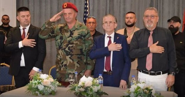 Muli i mërzitur nga vëmendja e kryeministrit Pilinci Muli i mërzitur nga vëmendja e kryeministrit Pilinci