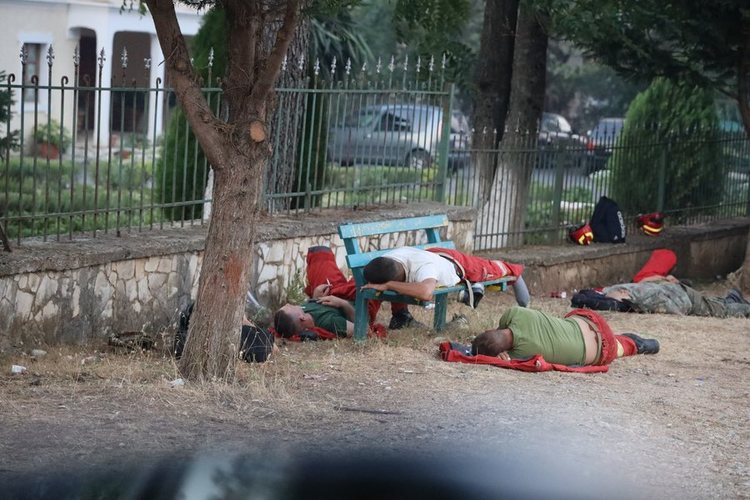 FOTO/ Shtëpi të bëra shkrumb e hi, ushtarakë e zjarrfikës të rraskapitur që flenë në rrugë: Çfarë ka mbetur pas nga nata e tmerrit në Delvinë?