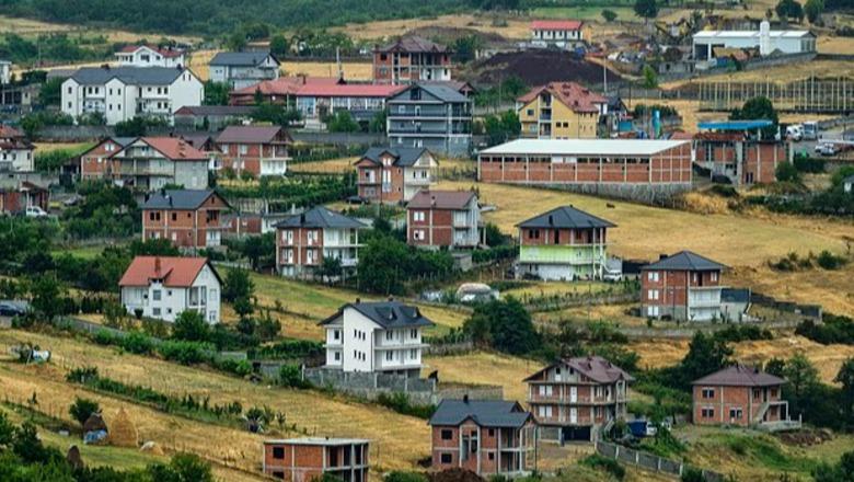 ‘Daily Mail’: Si po e shkatërron Hasin emigracioni drejt Britanisë! Gra të vetmuara dhe fëmijë që mezi njohin baballarët e tyre ‘Daily Mail’: Si po e shkatërron Hasin emigracioni drejt Britanisë! Gra të vetmuara dhe fëmijë që mezi njohin baballarët e tyre