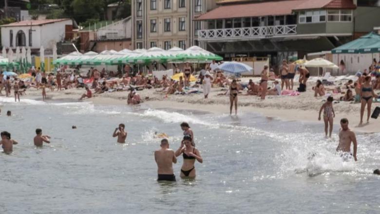 Vendi në luftë, por ukrainasit mbushin plazhet e Odesës, pavarësisht sulmeve ruse! Vendi në luftë, por ukrainasit mbushin plazhet e Odesës, pavarësisht sulmeve ruse!